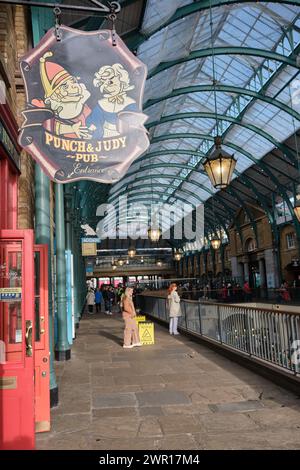 Panneau suspendu du pub Punch & Judy à Covent Garden Market, Londres, Royaume-Uni Banque D'Images