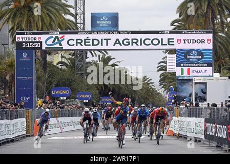 San Benedetto Del Tronto, Italie. 10 mars 2024. Milan Jonathan Team LIDL-TREK sprinte jusqu'à la ligne d'arrivée et remporte la dernière étape du 59e Tirreno - Adriatico 2024, étape de San Benedetto del Tronto à San Benedetto del Tronto ITT - le 10 mars 2024 à San Benedetto del Tronto, Toscane, Italie. (Photo de Fabio Ferrari/LaPresse) crédit : LaPresse/Alamy Live News Banque D'Images