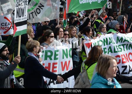 Des milliers de personnes défilent à Londres pour réclamer un cessez-le-feu à Gaza le 9 mars 2024 Banque D'Images