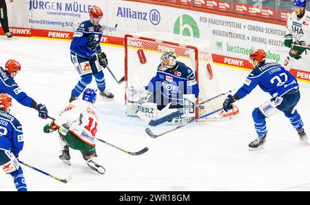 Schwenninger Wild Wings - Augsburger Panthers, Helios Arena, Penny DEL, Hauptrunde : Abschluss #18 Zachery Mitchell (Augsburg) auf #60 Joacim Eriksson, Banque D'Images