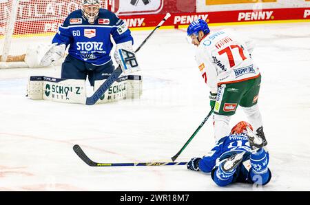 Schwenninger Wild Wings - Augsburger Panthers, Helios Arena, Penny DEL, Hauptrunde : Verteidiger #54 Benjamin Marshall (Schwenningen) ist umgefallen, S Banque D'Images