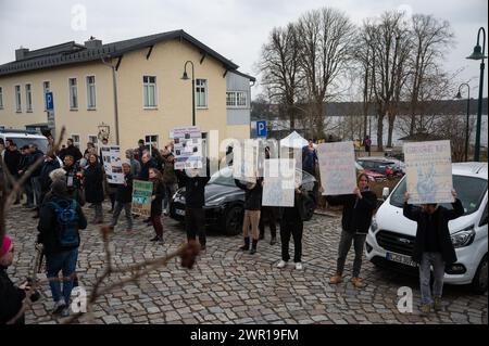 10 mars 2024, Brandebourg, Grünheide : des contre-manifestants avec des pancartes se tiennent au bord d'une manifestation contre l'expansion de Tesla sous le slogan "Tesla non merci!". Photo : Christophe Gateau/dpa Banque D'Images