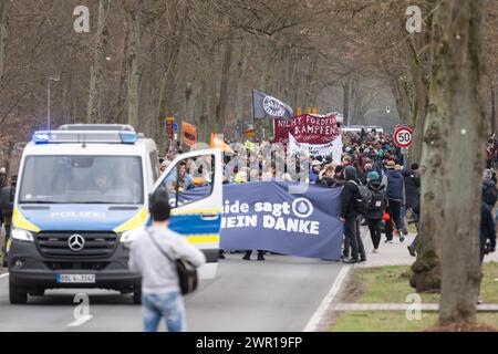 10 mars 2024, Brandebourg, Grünheide : lors d'une manifestation contre l'expansion de Tesla sous le slogan "Tesla non merci!", les participants portent une bannière avec l'inscription "Grünheide dit Tesla non merci". Photo : Christophe Gateau/dpa Banque D'Images