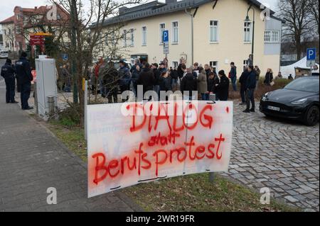 10 mars 2024, Brandebourg, Grünheide : au bord d'une manifestation contre l'expansion de Tesla sous le slogan "Tesla non merci!", les contre-manifestants se tiennent debout avec une pancarte indiquant "dialogue au lieu de protestation professionnelle". Photo : Christophe Gateau/dpa Banque D'Images