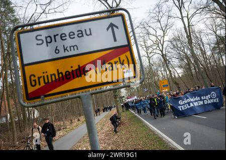 10 mars 2024, Brandebourg, Grünheide : lors d'une manifestation contre l'expansion de Tesla sous le slogan "Tesla non merci!", les participants portent une bannière avec l'inscription "Grünheide dit Tesla non merci". Photo : Christophe Gateau/dpa Banque D'Images