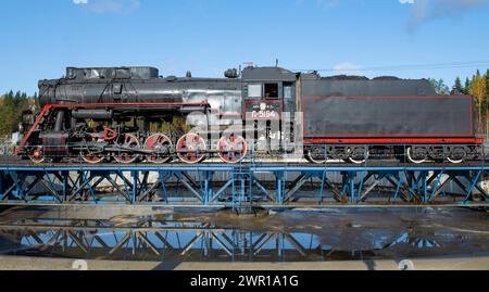 Ruskeala, RUSSIE - 06 OCTOBRE 2023 : locomotive à vapeur soviétique l-5164 (Lebedyanka) sur un plateau tournant un jour ensoleillé d'automne Banque D'Images