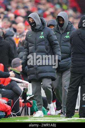 Curtis Jones de Liverpool (à gauche) et Ibrahima Konate avant le match de premier League à Anfield, Liverpool. Date de la photo : dimanche 10 mars 2024. Banque D'Images