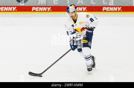 #8 Austin Ortega, Stürmer EHC Red Bull München mit dem Puck. (Villingen-Schwenningen, Allemagne, 19.11.2023) Banque D'Images