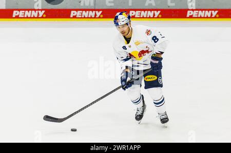 #8 Austin Ortega, Stürmer EHC Red Bull München mit dem Puck. (Villingen-Schwenningen, Allemagne, 19.11.2023) Banque D'Images