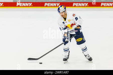 #8 Austin Ortega, Stürmer EHC Red Bull München mit dem Puck. (Villingen-Schwenningen, Allemagne, 19.11.2023) Banque D'Images