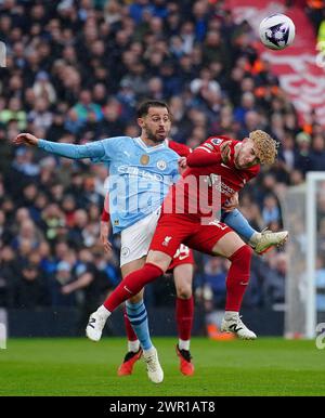 Bernardo Silva de Manchester City (à gauche) et Harvey Elliott de Liverpool se battent pour le ballon lors du match de premier League à Anfield, Liverpool. Date de la photo : dimanche 10 mars 2024. Banque D'Images