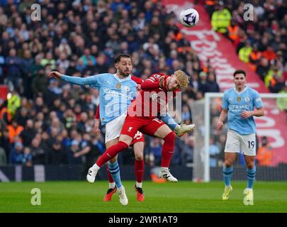 Bernardo Silva de Manchester City (à gauche) et Harvey Elliott de Liverpool se battent pour le ballon lors du match de premier League à Anfield, Liverpool. Date de la photo : dimanche 10 mars 2024. Banque D'Images