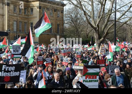 Des milliers de personnes défilent à Londres pour réclamer un cessez-le-feu à Gaza le 9 mars 2024 Banque D'Images