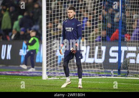 Le gardien de but de Leeds United Illan Meslier (1) s'échauffe lors du Sheffield Wednesday FC vs Leeds United FC Sky Bet EFL Championship match au Hillsborough Stadium, Sheffield, Royaume-Uni, le 8 mars 2024 Banque D'Images