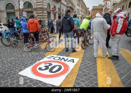 Rome, Italie. 10 mars 2024. Une banderole placée au sol avec l'inscription 'zone 30' et le panneau de la limite de vitesse à 30 km/h lors de la manifestation 'Stop the New massacre (Traffic) Law', promue par les associations de familles de victimes de la route, la plate-forme #cittÃ 30subito (ville 30 tout de suite), Legambiente et d'autres organisations pour protester contre les règles contenues dans le décret-loi 1435 réformant les lois de la circulation, à Rome. (Crédit image : © Marcello Valeri/ZUMA Press Wire) USAGE ÉDITORIAL SEULEMENT! Non destiné à UN USAGE commercial ! Banque D'Images