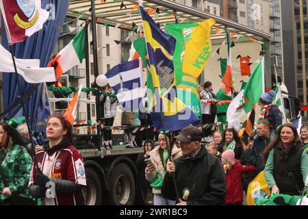 Manchester Angleterre Royaume-Uni 10 mars 2024 Walkers participant à la parade irlandaise annuelle à Manchester. La route circulaire commence et se termine au Irish World Heritage Centre sur Queen's Road à Cheetham Hill ©GED Noonan/Alamy Banque D'Images