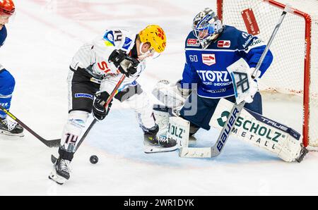 Schwenninger Wild Wings - Pinguins Bremerhaven, Helios Arena, Penny DEL, 30. Spieltag Hauptrunde : #14 Ross Mauermann (Bremerhaven) versucht Torwart #5 Banque D'Images