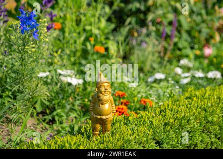 Berlin. Goldener Gartenzwerg im Schlosspark Charlottenburg Banque D'Images