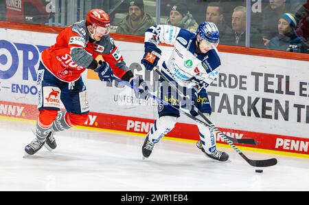 Schwenninger Wild Wings - Iserlohn rosters, Helios Arena, Penny DEL, 32. Spieltag Hauptrunde : #47 Alexander Karachun (Schwenningen) im Zweikampf gegen Banque D'Images