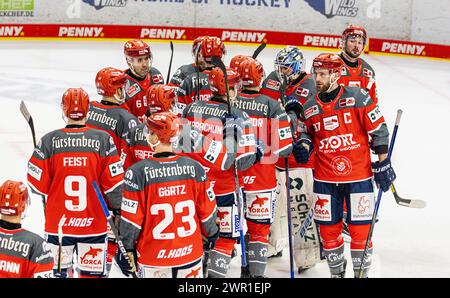 Schwenninger Wild Wings - Iserlohn rosters, Helios Arena, Penny DEL, 32. Spieltag Hauptrunde : Die Schwenninger Wild Wings gratulieren sich Gegenseitig Banque D'Images