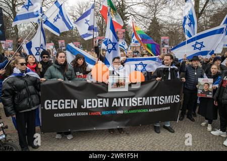 Le 10 mars 2024, un rassemblement intitulé "plus jamais n'est maintenant, ensemble contre l'antisémitisme de gauche, de droite et islamiste" a eu lieu à Berlin à Neptunbrunnen près de l'Alexanderplatz et s'est terminé au Mémorial des Juifs assassinés d'Europe près de la porte de Brandebourg. Cette manifestation a attiré l’attention sur la montée de l’antisémitisme en Allemagne et dans le monde, en particulier à la suite de l’attaque du Hamas contre Israël le 7 octobre 2023. La manifestation visait à unir les voix contre toutes les formes d’antisémitisme, qu’elles proviennent de la gauche, de la droite ou de sources islamistes. Cela vient en réponse à l'augmentation spectaculaire de l'incid antisémite Banque D'Images