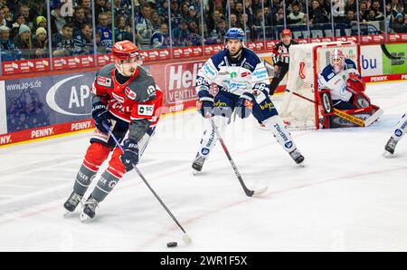 Schwenninger Wild Wings - Iserlohn rosters, Helios Arena, Penny DEL, 32. Spieltag Hauptrunde : #18 Daniel Neumann (Schwenningen) und #36 Bradon Gormley Banque D'Images