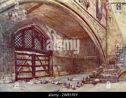 Porte des traîtres, c1928. La porte des traîtres est une entrée par laquelle de nombreux prisonniers de la Maison des Tudor sont entrés dans la Tour de Londres. La porte a été construite par Édouard Ier, pour fournir une entrée de l'eau à la Tour et fait partie de la Thomas's Tower. Banque D'Images