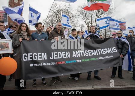 Le 10 mars 2024, un rassemblement intitulé "plus jamais n'est maintenant, ensemble contre l'antisémitisme de gauche, de droite et islamiste" a eu lieu à Berlin à Neptunbrunnen près de l'Alexanderplatz et s'est terminé au Mémorial des Juifs assassinés d'Europe près de la porte de Brandebourg. Cette manifestation a attiré l’attention sur la montée de l’antisémitisme en Allemagne et dans le monde, en particulier à la suite de l’attaque du Hamas contre Israël le 7 octobre 2023. La manifestation visait à unir les voix contre toutes les formes d’antisémitisme, qu’elles proviennent de la gauche, de la droite ou de sources islamistes. Cela vient en réponse à l'augmentation spectaculaire de l'incid antisémite Banque D'Images