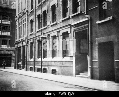 Vine Street Poilice Station, Westminster, Londres, c1927. Le poste de police de Vine Street, situé au 10 Vine Street, a été construit à l'origine comme une maison de garde vers 1767, et a été reconstruit après un incendie en 1786. À un moment donné au XIXe siècle, il était l'un des commissariats de police les plus fréquentés au monde. Banque D'Images