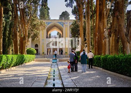 Kashan, Iran, 07.01.2023 : jardin des fins à Kashan, iran, un peuple iranien à l'intérieur du jardin des fins. Banque D'Images