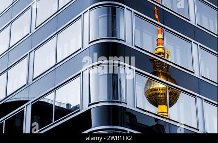 Reflet de la célèbre tour de télévision de Berlin dans un bâtiment moderne Banque D'Images