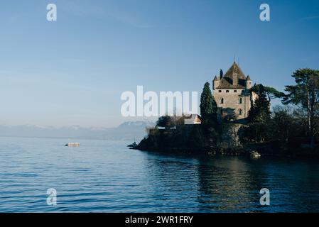 Château de Chillon ou Château de Chillon est un château insulaire situé sur le lac Léman près de Montreux ville en Suisse. Photo de haute qualité Banque D'Images