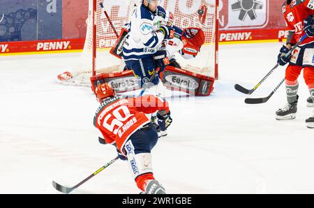 Schwenninger Wild Wings - Iserlohn rosters, Helios Arena, Penny DEL, 32. Spieltag Hauptrunde : #50 Peter Spornberger (Schwenningen) mit dem Schuss auf Banque D'Images