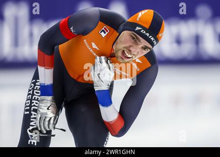 INZELL - Patrick Roest (NED) réagit après le 10 000 mètres au championnat du monde de patinage de vitesse complet à la Max Aicher Arena à Inzell, en Allemagne. ANP VINCENT JANNINK Banque D'Images