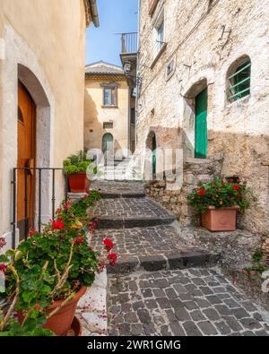 Le centre historique du beau village de Pesche, dans la province d'Isernia, Molise, Italie. Banque D'Images