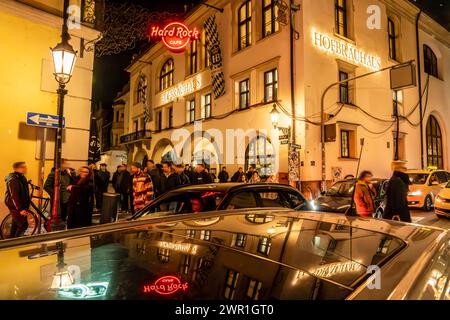 Hofbräuhaus am Platzl, abendlicher Rummel, Autos stauen sich in der Bräuhausstraße, München, März 2024 Deutschland, München, März 2024, Hofbräuhaus am Platzl, Stau in der Bräuhausstraße, Rummel rund um das weltbekannte bayerische Wirtshaus, Touristen am Donnerstagabend in der Altstadt, tradition, bayerisch essen, Bayern, *** Hofbräuhaus am Platzl, Evening Hustle and Bustle, Cars jam in Bräuhausstraße, Munich, mars 2024 Allemagne, Munich, mars 2024, Hofbräuhaus am Platzl, embouteillage à Bräuhausstraße, agitation autour de la célèbre auberge bavaroise, touristes dans la vieille ville jeudi Banque D'Images