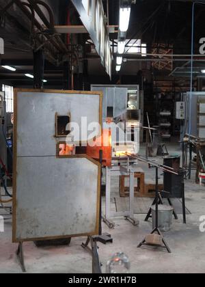Vue à l'intérieur de l'usine de soufflage de verre à Biot, où un musée montre l'histoire du verre à bulles soufflé, des outils anciens et propose des démonstrations. Banque D'Images