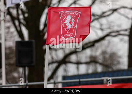 Enschede, pays-Bas. 10 mars 2024. ENSCHEDE, PAYS-BAS - 10 MARS : drapeau du FC Twente lors du match néerlandais Azerion Vrouwen Eredivisie entre le FC Twente et le PSV à Schreurserve le 10 mars 2024 à Enschede, pays-Bas. (Photo de Ben Gal/Orange Pictures) crédit : Orange pics BV/Alamy Live News Banque D'Images