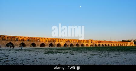 Ispahan, Iran, 30 juin 2023 : Pont si-o-se-pol, nom du pont Allahverdi Khan Banque D'Images