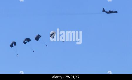Sud d'Israël, Israël. 10 mars 2024. Ce que l’on croit être un C-130 de l’armée de l’air américaine largue de l’aide humanitaire en parachute au-dessus du nord de la bande de Gaza, vu de l’intérieur du sud d’Israël le dimanche 10 mars 2024. Les États-Unis et d'autres pays continuent de distribuer de la nourriture et d'autres fournitures d'aide humanitaire aux Palestiniens dans le besoin dans la bande de Gaza juste avant le début du mois sacré islamique du Ramadan alors que la guerre d'Israël contre le Hamas se poursuit. Photo de Jim Hollander/UPI crédit : UPI/Alamy Live News Banque D'Images
