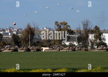 Sud d'Israël, Israël. 10 mars 2024. Un largage aérien non identifié en parachute d’aide humanitaire au-dessus du Nord de la bande de Gaza vu de l’intérieur du Sud d’Israël le dimanche 10 mars 2024. Les États-Unis et d'autres pays continuent de distribuer de la nourriture et d'autres fournitures d'aide humanitaire aux Palestiniens dans le besoin dans la bande de Gaza juste avant le début du mois sacré islamique du Ramadan alors que la guerre d'Israël contre le Hamas se poursuit. Photo de Jim Hollander/UPI crédit : UPI/Alamy Live News Banque D'Images