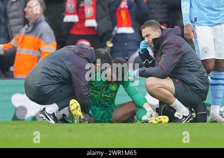 Le gardien de Manchester City Ederson est blessé lors du match de premier League à Anfield, Liverpool. Date de la photo : dimanche 10 mars 2024. Banque D'Images