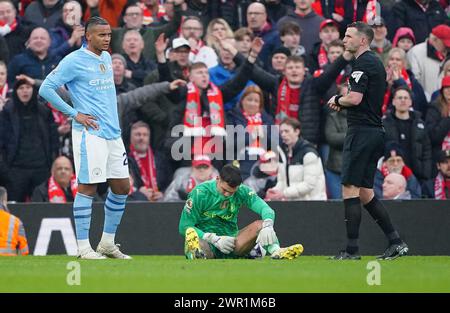 Le gardien de Manchester City Ederson est blessé lors du match de premier League à Anfield, Liverpool. Date de la photo : dimanche 10 mars 2024. Banque D'Images