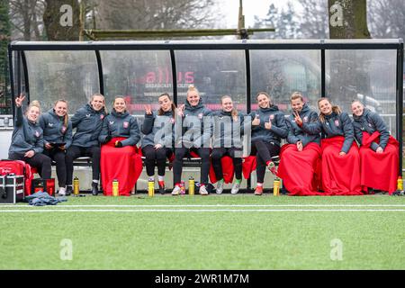 Enschede, pays-Bas. 10 mars 2024. ENSCHEDE, PAYS-BAS - 10 MARS : joueurs du FC Twente sur le banc lors du match néerlandais Azerion Vrouwen Eredivisie entre le FC Twente et le PSV à Schreurserve le 10 mars 2024 à Enschede, pays-Bas. (Photo de Ben Gal/Orange Pictures) crédit : Orange pics BV/Alamy Live News Banque D'Images