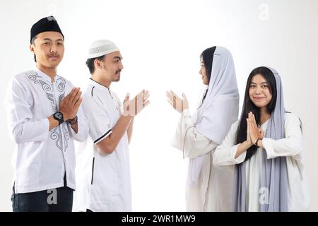 Un groupe de peuples asiatiques amis se pardonnant les uns les autres pendant la célébration de l'Aïd Moubarak Banque D'Images