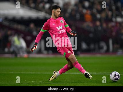 Londres, Royaume-Uni. 10 mars 2024. James Trafford (Burnley, gardien de but) lors du match de West Ham vs Burnley premier League au London Stadium Stratford. Cette image est RÉSERVÉE à UN USAGE ÉDITORIAL. Licence exigée du Football DataCo pour toute autre utilisation. Crédit : MARTIN DALTON/Alamy Live News Banque D'Images