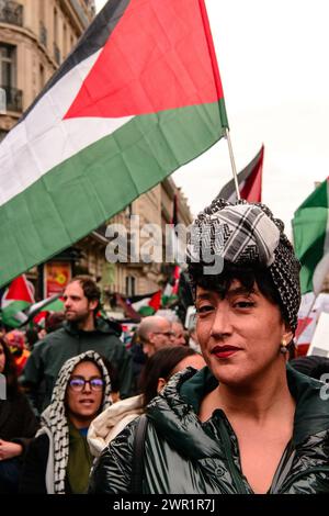 Paris, France. 10 mars 2024. © Mathieu Pinard Baillet/le Pict/MAXPPP - Paris 10/03/2024 Mathieu Pinard Baillet/le Pictorium - 10/03/2024 - France/Ile-de-France/Paris - Marche pour la palestine et Gaza a Paris place de la république, avec des slogans contre le massacre des civils et des journalistes a Gaza - valeurs ACtuelles Out, no jdd, jdd Out, RUSSIA OUT, NO RUSSIA #norussia/10/03/2024 - France/Ile-de-France (région)/Paris - Marche pour la Palestine et Gaza à Paris, place de la République, avec des slogans contre le massacre de civils et de journalistes à Gaza. Crédit : MAXPPP/Alamy Live News Banque D'Images