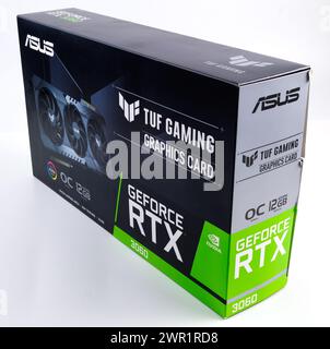 Boîte en carton de carte graphique NVIDIA RTX 3060 OC 12g TUF gaming sur fond blanc Banque D'Images