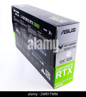 Boîte en carton de carte graphique NVIDIA RTX 3060 OC 12g TUF gaming sur fond blanc Banque D'Images