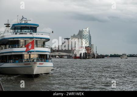 Le port sur les rives de l'Elbe avec Harbor Cruise et la salle de concert Elbphilharmonie en arrière-plan de la ville de Hambourg. Banque D'Images